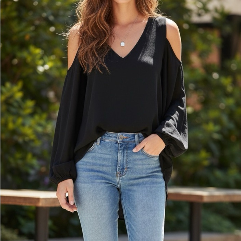 🖤 Romeo + Juliet Couture Black V-Neck Blouse (Size M)